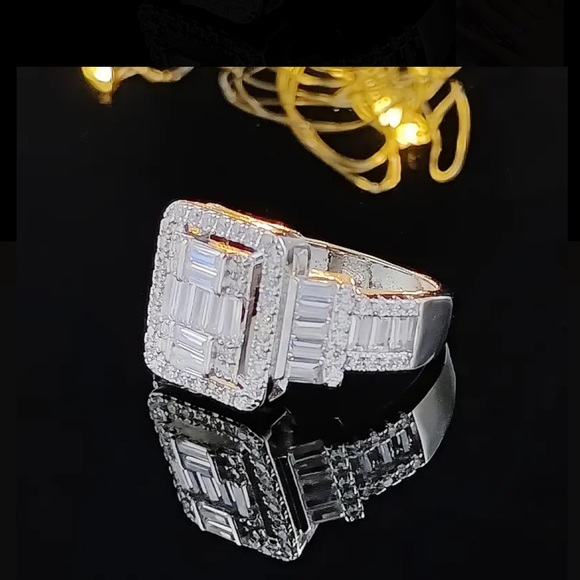 Visually Appealing Luxury Mossanite Engagement Ring - - Picture 4 of 10